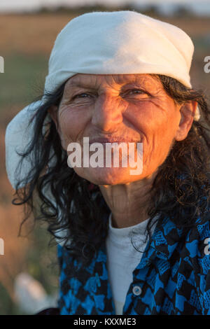 Portrait von albanischen Frau, im Grünen. Stockfoto