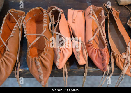 Handgefertigte traditionelle rumänische Bauern Schuhe aus Leder Stockfoto