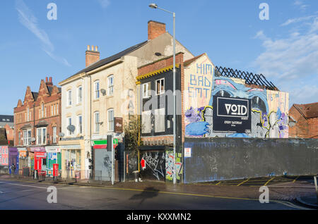 Alte Gebäude in der Gegend von Birmingham mit Digbeth street Kunst an die Wände gemalt Stockfoto