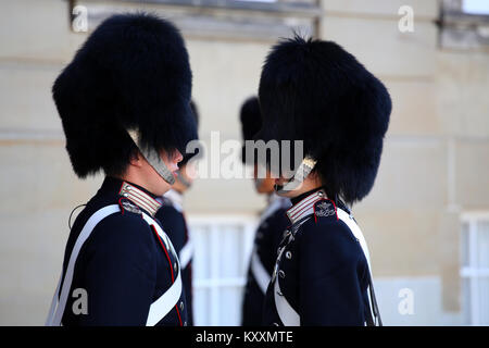 Kopenhagen, Dänemark - 15 August 2016: Dänische Königliche Life Guards Line up für die wachablösung auf der zentralen Plaza der Amalienborg Palast in C Stockfoto