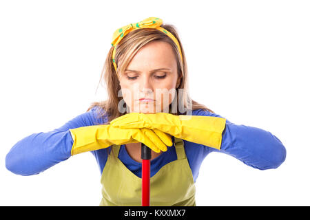 Erschöpft junge Frau mit Schürze und Handschuhe müde auf weißem Hintergrund zu reinigen Stockfoto