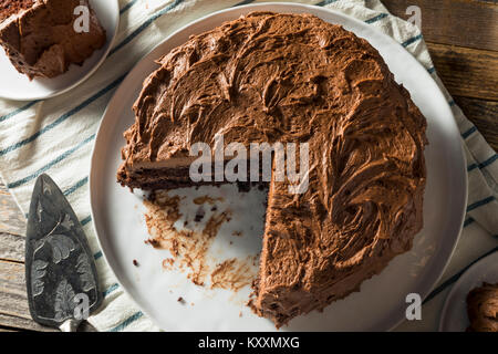 Süße Hausgemachte dunkle Schokolade Schicht Kuchen zum Nachtisch Stockfoto