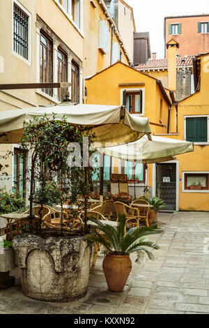 Ein Restaurant im Freien, entlang des Canal Grande in Veneto, Venedig, Italien, Europa,