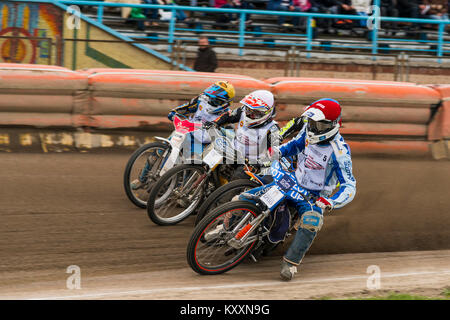 Riwne, Ukraine - 11 Oktober 2015: Vier unbekannte reiter überwindet den Track am Open Cup Speedway zum Tag der Stadt Rivne Stockfoto
