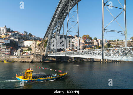 Der Fluss Douro Wasser Richtung Ribeira Viertel von Porto, Portugal. Mit dem Dom Luis I Brücke im Vordergrund. Stockfoto