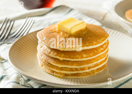 Süße hausgemachte Stapel Pancakes mit Butter und Sirup für Frühstück Stockfoto