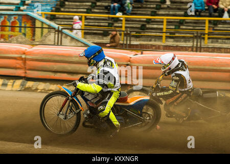 Riwne, Ukraine - 11. Oktober 2015: Unbekannte Reiter überwindet den Track am Open Cup Speedway zum Tag der Stadt Rivne Stockfoto