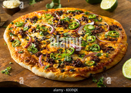 Hausgemachte Würzige mexikanischen Taco PIzza mit Koriander und Chorizo Stockfoto