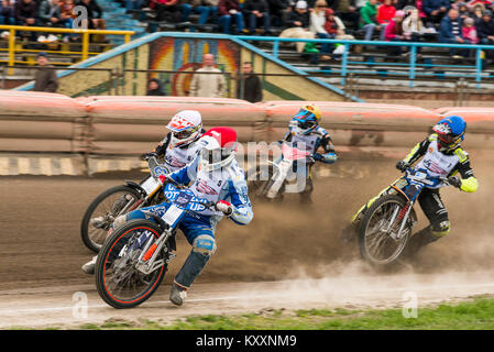 Riwne, Ukraine - 11. Oktober 2015: Unbekannte Reiter überwindet den Track am Open Cup Speedway zum Tag der Stadt Rivne Stockfoto