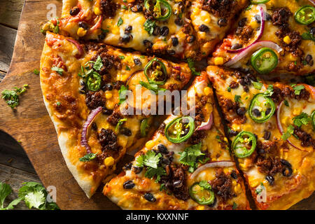 Hausgemachte Würzige mexikanischen Taco PIzza mit Koriander und Chorizo Stockfoto