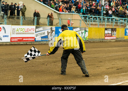 Riwne, Ukraine - 11. Oktober 2015: Der Mann mit der karierten Flagge finish zeigt im Open Cup Speedway zum Tag der Stadt Rivne Stockfoto