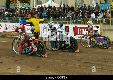 Riwne, Ukraine - 11. Oktober 2015: Unbekannter Fahrer bereitet sich auf den Start bei Open Cup Speedway zum Tag der Stadt Rivne Stockfoto