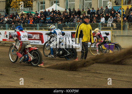 Riwne, Ukraine - 11. Oktober 2015: Unbekannter Fahrer an den Start bei Open Cup Speedway zum Tag der Stadt Rivne Stockfoto