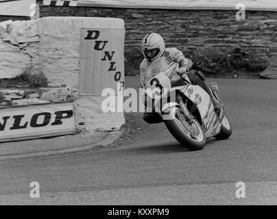 Joey Dunlop auf seinem Weg zum Sieg 1986 Formel 1 TT Isle of Man TT Races, Tourist Trophy. Stockfoto