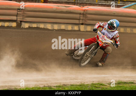 Riwne, Ukraine - 11. Oktober 2015: Unbekannte Reiter überwindet den Track am Open Cup Speedway zum Tag der Stadt Rivne Stockfoto