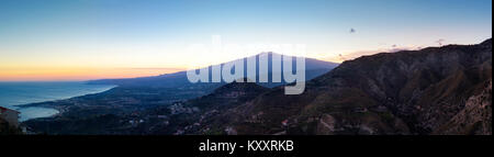 Sonnenuntergang über dem Vulkan Ätna und den Golf von Catania von Taormina, Sizilien, Italien, Europa Stockfoto