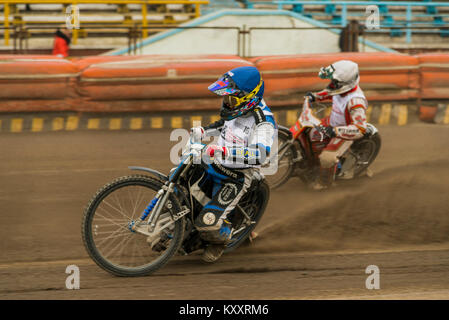 Riwne, Ukraine - 11. Oktober 2015: Unbekannte Reiter überwindet den Track am Open Cup Speedway zum Tag der Stadt Rivne Stockfoto