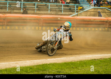 Riwne, Ukraine - 11. Oktober 2015: Unbekannte Reiter überwindet den Track am Open Cup Speedway zum Tag der Stadt Rivne Stockfoto