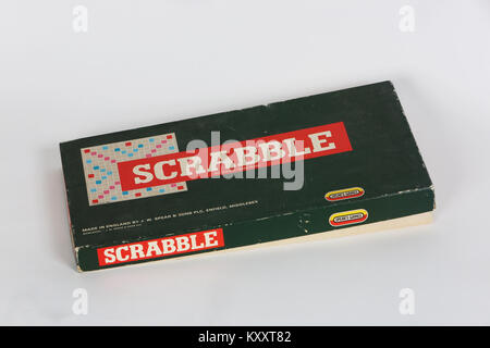 Eine alte SCRABBLE-Spiel abgebildeten Schuß auf weißem Hintergrund in einem Studio in London, UK. Stockfoto