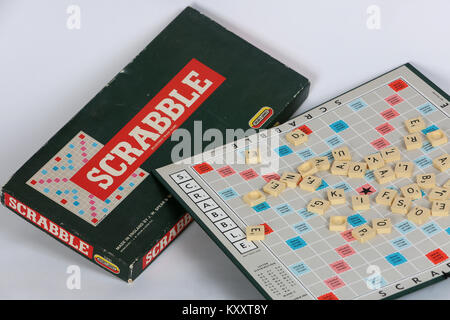 Eine alte SCRABBLE-Spiel abgebildeten Schuß auf weißem Hintergrund in einem Studio in London, UK. Stockfoto