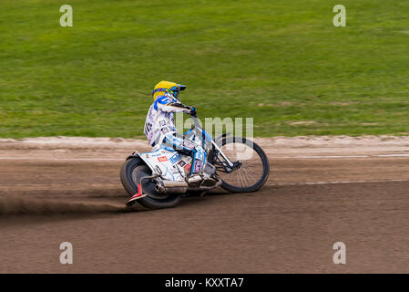 Riwne, Ukraine - 11. Oktober 2015: Unbekannte Reiter überwindet den Track am Open Cup Speedway zum Tag der Stadt Rivne Stockfoto