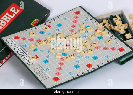 Eine alte SCRABBLE-Spiel abgebildeten Schuß auf weißem Hintergrund in einem Studio in London, UK. Stockfoto