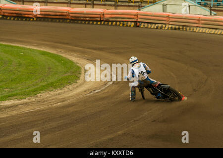 Riwne, Ukraine - 11. Oktober 2015: Unbekannte Reiter überwindet den Track am Open Cup Speedway zum Tag der Stadt Rivne Stockfoto