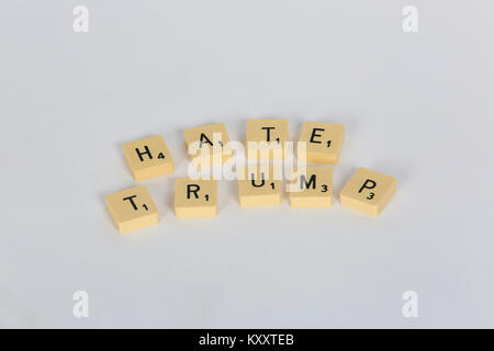Alte Scrabble Briefe aus Schreibung 'Liebe' und 'Haß Trumpf Trumpf" auf einem weißen Hintergrund, London, UK. Stockfoto
