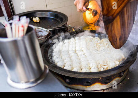 Sheng Jian Bao und Guo Riegel gekocht - Shanghai gebratene Knödel in traditionellen Pan Stockfoto