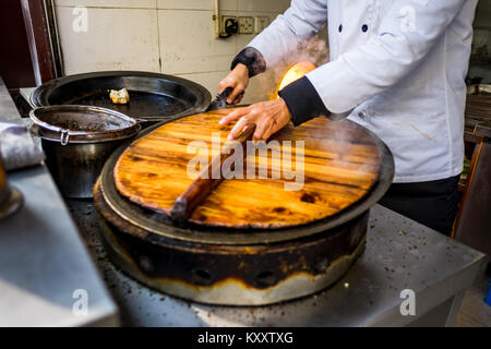 Sheng Jian Bao und Guo Riegel gekocht - Knödel pan-abgedeckt Stockfoto