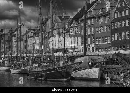 Kopenhagen, Dänemark - 14 August 2016: Schwarz und Weiß Foto, Schiffe in den Docks Nyhavn, Menschen und farbenfrohe Architektur. Nyhavn aus dem 17. Jahrhundert Harb Stockfoto