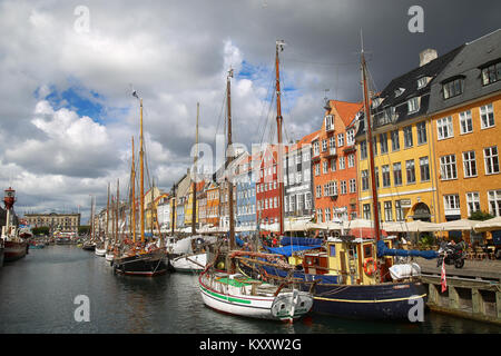 Kopenhagen, Dänemark - 14 August 2016: Boote im Hafen Nyhavn, Menschen, Restaurants und farbenfrohe Architektur. Nyhavn aus dem 17. Jahrhundert Hafen bewältigen Stockfoto