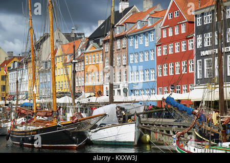 Kopenhagen, Dänemark - 14 August 2016: Boote im Hafen Nyhavn, Menschen, Restaurants und farbenfrohe Architektur. Nyhavn aus dem 17. Jahrhundert Hafen bewältigen Stockfoto