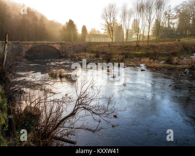 Nebel über den Fluss und die Kirche an askham in der Nähe von Penrith in Cumbria. Stockfoto