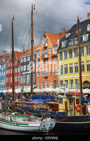 Kopenhagen, Dänemark - 14 August 2016: Boote im Hafen Nyhavn, Menschen, Restaurants und farbenfrohe Architektur. Nyhavn aus dem 17. Jahrhundert Hafen bewältigen Stockfoto