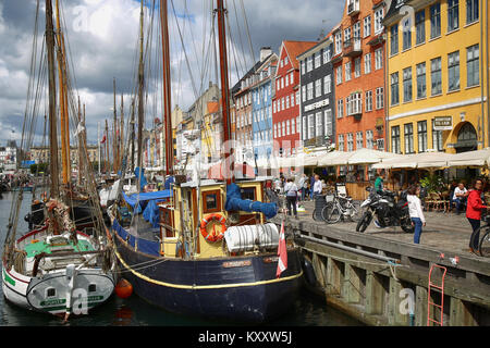 Kopenhagen, Dänemark - 14 August 2016: Boote im Hafen Nyhavn, Menschen, Restaurants und farbenfrohe Architektur. Nyhavn aus dem 17. Jahrhundert Hafen bewältigen Stockfoto