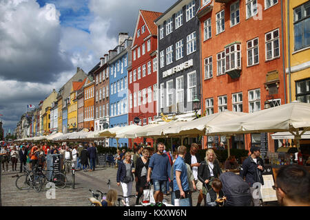 Kopenhagen, Dänemark - 14 August 2016: Boote im Hafen Nyhavn, Menschen, Restaurants und farbenfrohe Architektur. Nyhavn aus dem 17. Jahrhundert Hafen bewältigen Stockfoto