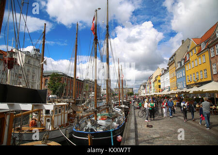 Kopenhagen, Dänemark - 14 August 2016: Boote im Hafen Nyhavn, Menschen, Restaurants und farbenfrohe Architektur. Nyhavn aus dem 17. Jahrhundert Hafen bewältigen Stockfoto