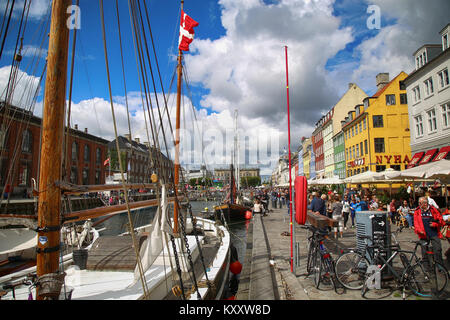 Kopenhagen, Dänemark - 14 August 2016: Boote im Hafen Nyhavn, Menschen, Restaurants und farbenfrohe Architektur. Nyhavn aus dem 17. Jahrhundert Hafen bewältigen Stockfoto