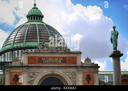 Kopenhagen, Dänemark - 14 August 2016: Art Museum in Kopenhagen, Ny Carlsberg Glyptotek Gebäude und Spalte. Das Museum wurde im Jahre 1906 eröffnet. Stockfoto