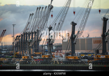 ROSTOCK, Deutschland - 14 AUGUST 2016: Container Terminal und Kräne im Hafen von Warnemünde. Rostock ist die größte Ostseehafen (fotografiert in den frühen Stockfoto