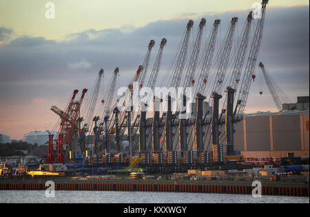 ROSTOCK, Deutschland - 14 AUGUST 2016: Container Terminal und Kräne im Hafen von Warnemünde. Rostock ist die größte Ostseehafen (fotografiert in den frühen Stockfoto