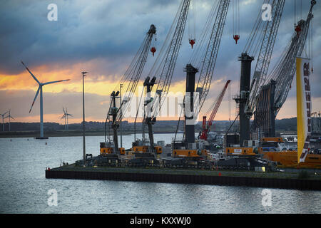 ROSTOCK, Deutschland - 14 AUGUST 2016: Container Terminal und Kräne im Hafen von Warnemünde. Rostock ist die größte Ostseehafen (fotografiert in den frühen Stockfoto