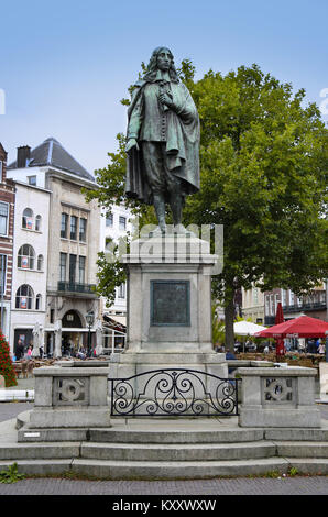 Den Haag, Niederlande - 18 August, 2015: eine Statue von Johan de Witt steht in der Mitte des Platzes De Plaats in Den Haag, Niederlande auf Augu Stockfoto