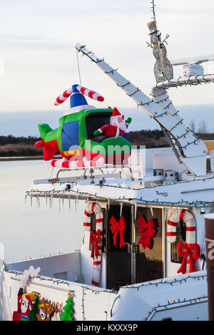 Weihnachtsschmuck auf Sportbooten angedockt auf der Fraser River in Steveston Stockfoto