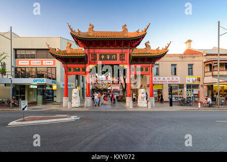 Adelaide, Australien - Januar 13, 2017: Chinatown mit Menschen im Stadtzentrum von Adelaide viwed in Richtung Haupteingang durch Paifang auf Gouger Street Stockfoto