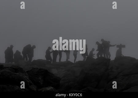 Schlechte Nebel & Wetter als Wanderer Gipfel Mt. Washington in New Hampshire - White Mountain National Forest - extreme Bedingungen im Sommer windigen neblig verregneten Stockfoto