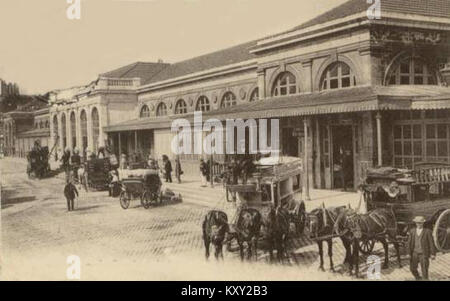 Der Bahnhof Genf in der Schweiz wurde 1912 erfasst und zeigt eine große Eisenbahnanlage aus dem frühen 20. Jahrhundert mit einer geräumigen Fassade, Dachkonstruktion und mehreren Gleisen, was seine Rolle als wichtiger Knoten im europäischen Eisenbahnverkehr veranschaulicht. Stockfoto