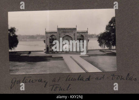 Gateway bei I'timād-ud-Daulah's Grab in Agra in den 1920er Jahren (1) Stockfoto