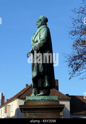 Das Gauß-Denkmal in Braunschweig ehrt den Mathematiker Carl Friedrich Gauß mit einer Bronzestatue, die seine Beiträge zur Mathematik und Wissenschaft anerkennt. Stockfoto